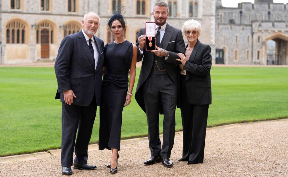 Sir David Beckham, junto a su esposa Lady Victoria y sus padres Ted y Sandra Beckham, tras ser nombrado Caballero Soltero en una ceremonia de investidura celebrada en el Castillo de Windsor, Berkshire, Inglaterra, el martes 4 de noviembre de 2025. Foto: AP