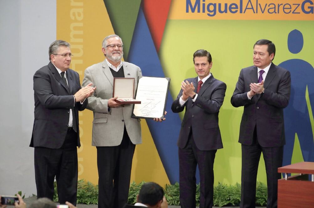 Luis Raúl González Pérez, titular de la CNDH; Miguel Álvarez Gándara, ganador del Premio Nacional de Derechos Humanos 2017; el presidente Enrique Peña Nieto y el secretario de Gobernación, Miguel Ángel Osorio Chong, en Los Pinos (LUIS CORTÉS. EL UNIVERSA)