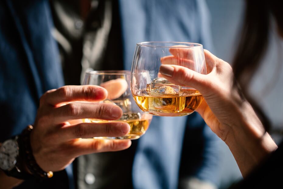 El alcohol puede elevar o desplomar la glucosa según la cantidad y el momento en que se consuma. Foto: Freepik