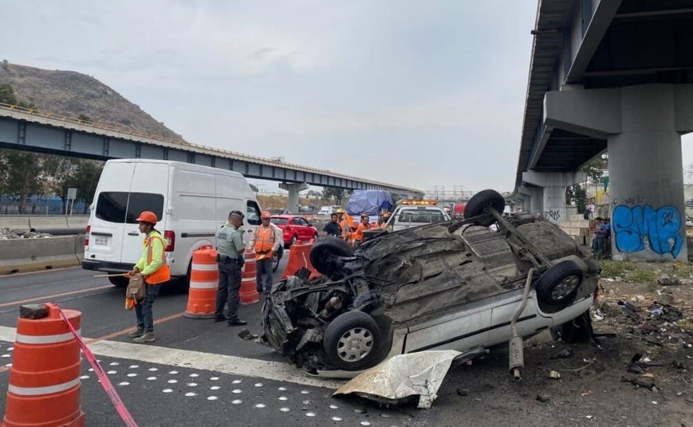 Se registra una volcadura en el km 28 de la autopista México-Puebla dirección Puebla, el  saldo de una persona sin vida. Foto: Valente Rosas. EL UNIVERSAL