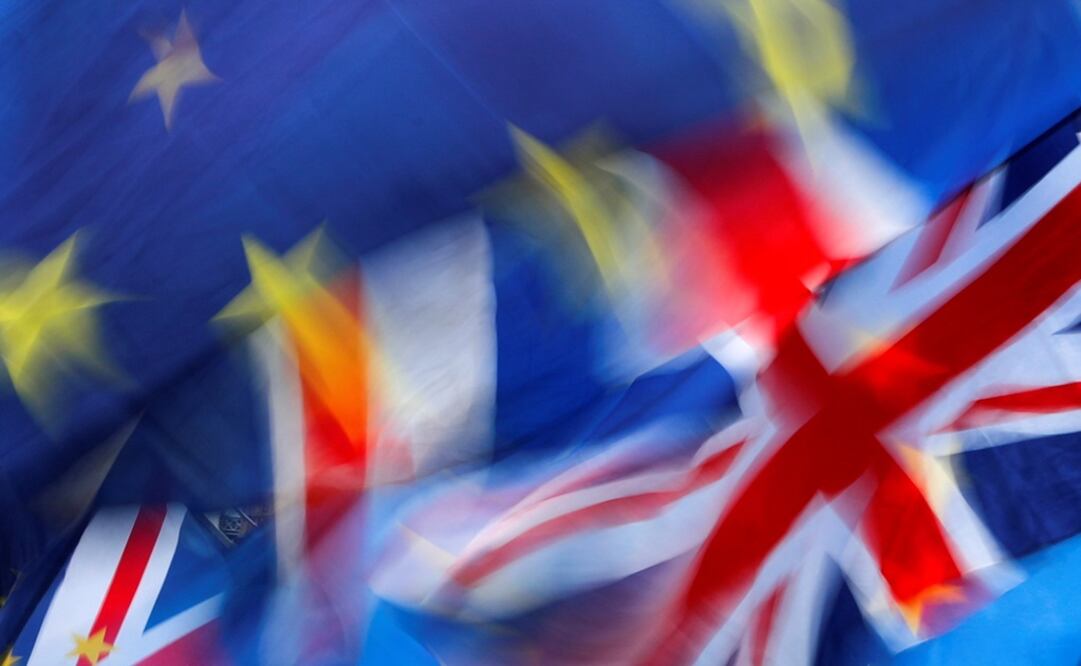 Las banderas británicas y de la Unión Europea ondeando caóticamente - Foto: Eddie Keogh/REUTERS