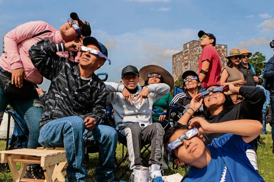 En CU, amigos y familias se reunieron para observar y disfrutar el eclipse. Foto: Gabriel Pano | El Universal