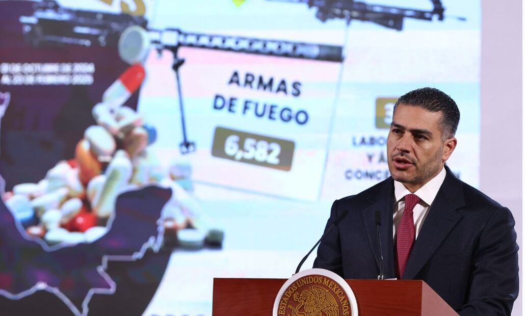 Omar García Harfuch, titular de la Secretaría de Seguridad y Protección Ciudadana (SSPC), destacó la estrategia de Seguridad en el que se han dado diversas acciones relevantes, como las recientes detenciones de Gustavo “N”, alias “El Güerito”, y de Kevin Alonso “N”, alias “El 200”, colaboradores de “Los Chapitos” y el aseguramientos de drogas, como el de seis kilos de fentanilo en el AIFA. Foto: Berenice Fregoso/EL UNIVERSAL