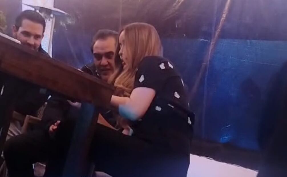 Cynthia tuvo que atender a los fans, mientras Carlos cantaba. Foto: EL UNIVERSAL.