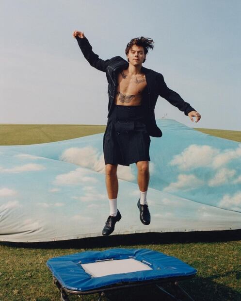 Harry Styles rompe estereotipos al aparecer en la portada de Vogue usando un vestido