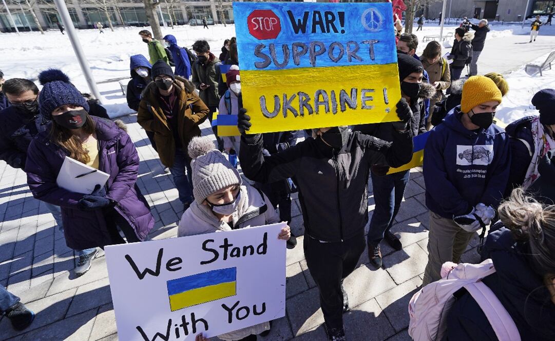 El Instituto Tecnológico de Massachusetts en Cambridge manifestándose en apoyo a la crisis ucraniana. La universidad rompió lazos con el instituto de Ciencia ruso Skolkovo, por la guerra: Foto: AP/Charles Krupa