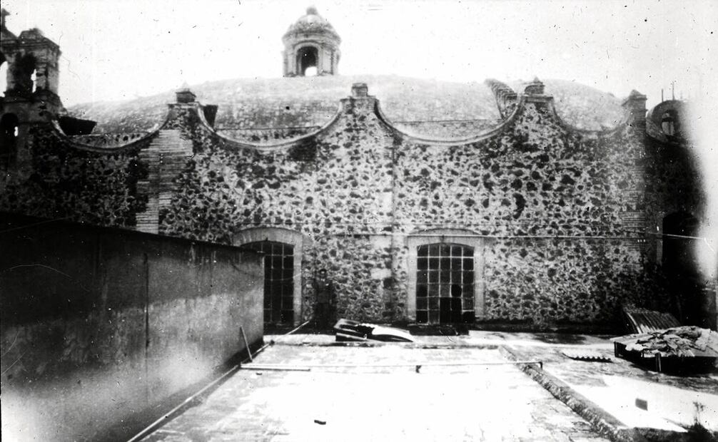 Parte superior de Santa Brígida poco antes de su demolición, donde se cree practicaba espiritismo Francisco I. Madero. Este templo se construyó en 1745 y una parte de su convento fue demolido en 1856 para abrir la calle de Independencia; finalmente, la construcción desapareció en 1933 con la ampliación de la avenida San Juan de Letrán, hoy Eje Central. Imagen: Col. Particular. Referencia Balbino Dávalos, “El espiritismo en Santa Brígida”. Conferencia del padre Larra”, febrero de 1893.