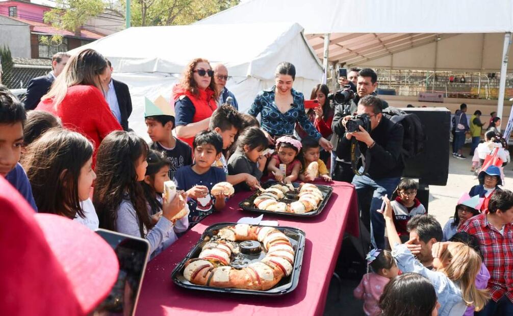 Niños, adultos y adultos mayores gozaron de las roscas de reyes (07/01/2025). Foto: Especial