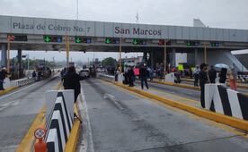 Padres y profesores de Ixtapaluca protestan en caseta de cobro San Marcos; exigen liberación de maestros