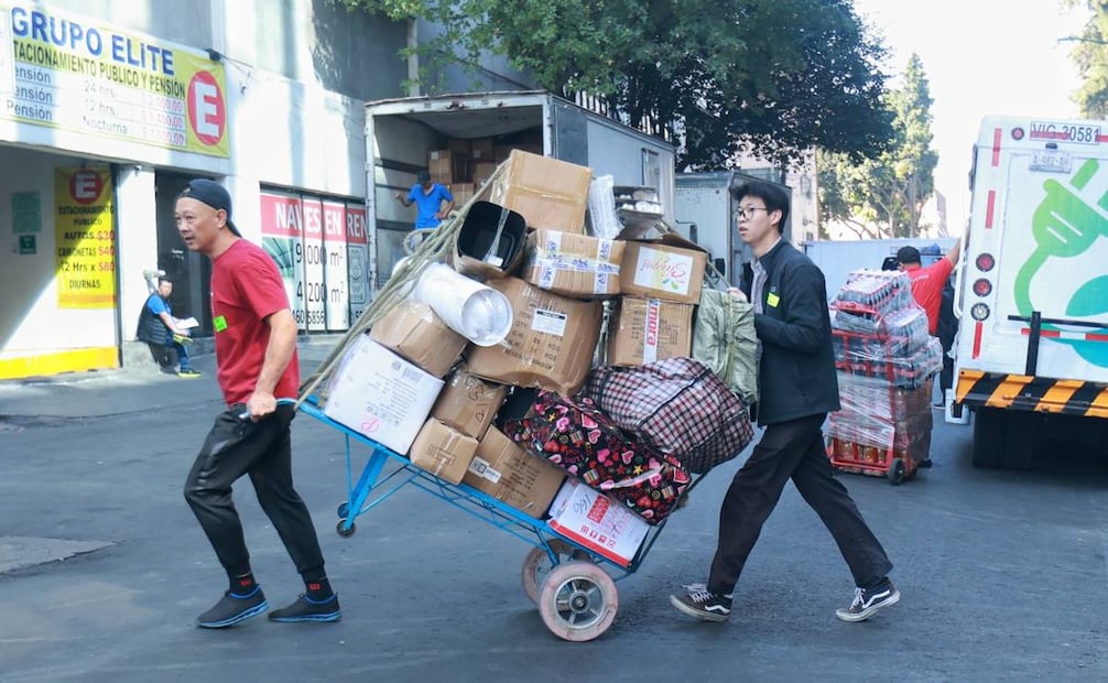 Comerciantes continúan sacando mercancía de  Plaza Izazaga 89 / Foto: Fernanda Rojas. EL UNIVERSAL