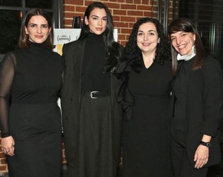 Dua Lipa impacta con traje oversize y suéter cuello de tortuga