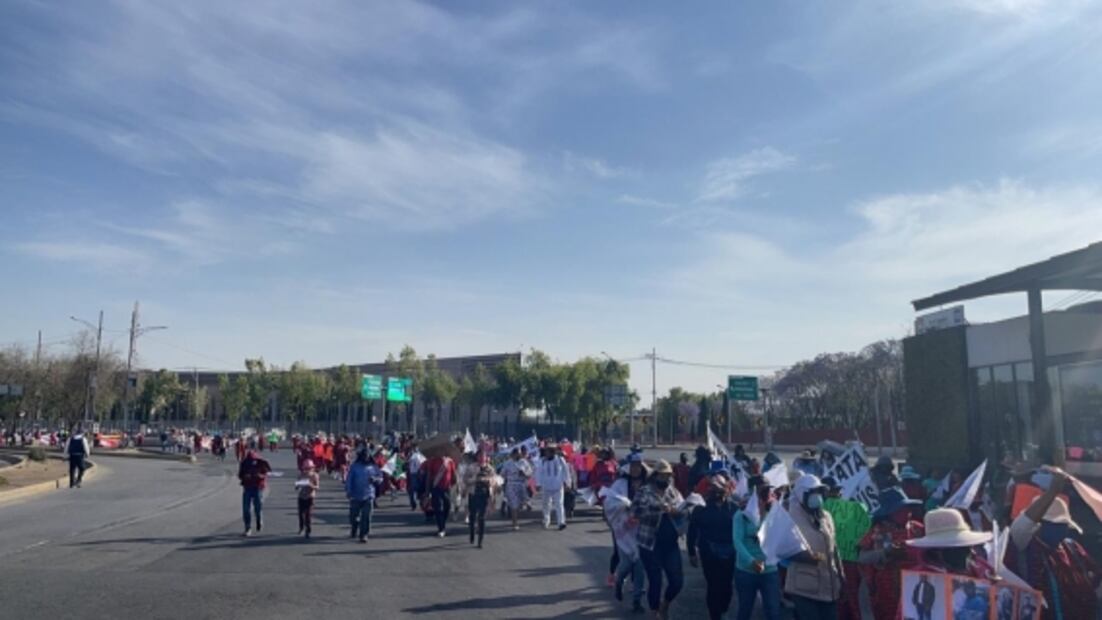 Llega caravana del pueblo Triqui de Oaxaca a CDMX; se instalarán frente al Palacio Nacional