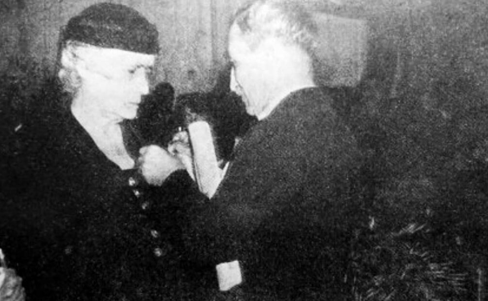 El Presidente Municipal de Chihuahua condecoró a Dolores Revilla en 1941 y entregó un pergamino firmado por revolucionarios de la División del Norte, por ser la responsable de recuperar el cuerpo del general Felipe Ángeles. Foto: Cortesía Heidi Ramírez Cisneros.