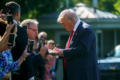 Trump dice que no sabe nada sobre la carta "picante" de cumpleaños a Epstein; "alguien podría haber escrito y usado mi nombre"