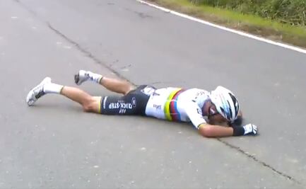 Ciclista se estrella y sufre terrible caída en el Tour de Flandes