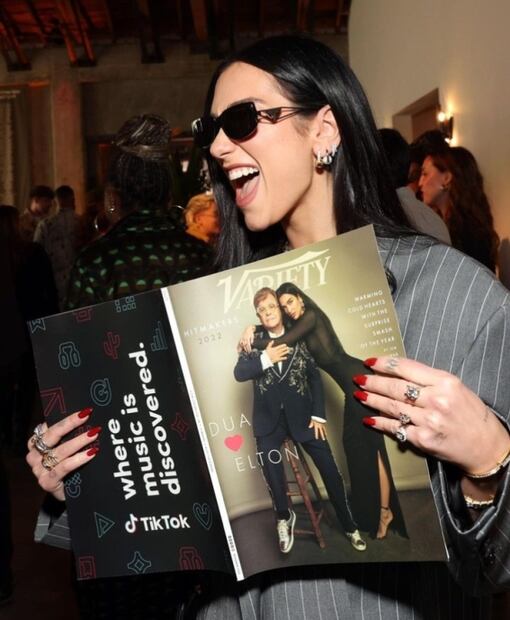 Comparan a Dua Lipa y Selena Gomez con Homero y Morticia Addams