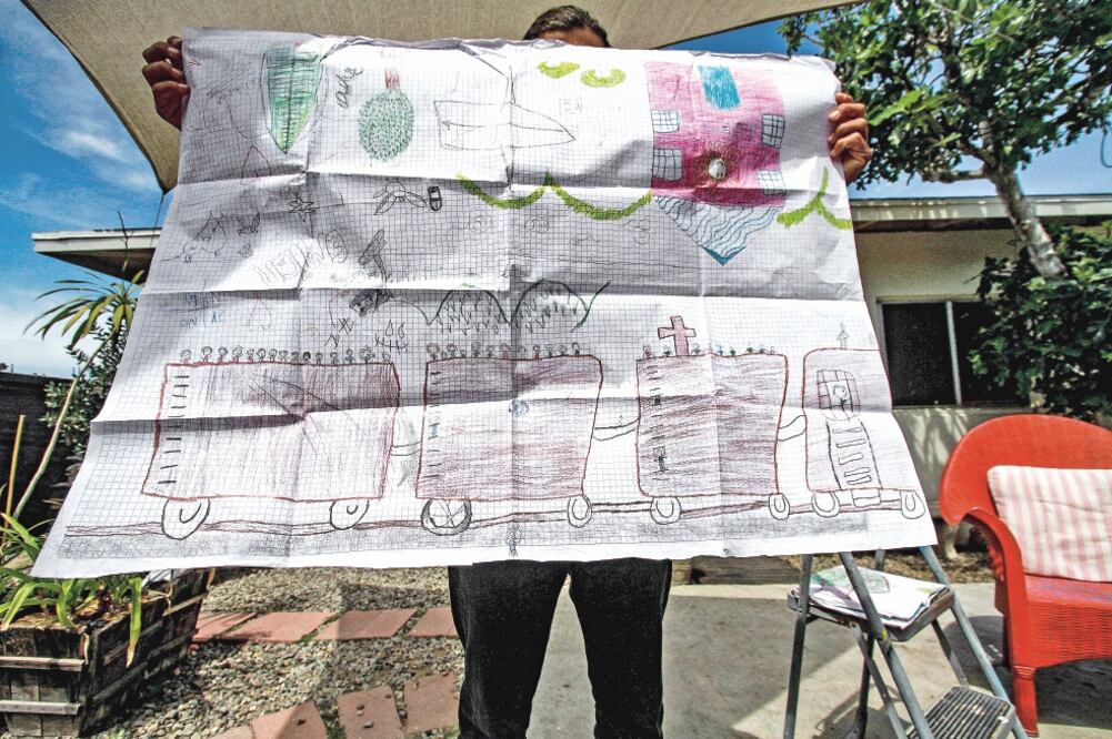 Una pequeña dio vuelo a su creatividad para dar forma a la bestia de metal que transporta a cientos de migrantes en busca del sueño americano. (FOTO: JOEBETH TERRIQUEZ. EL UNIVERSAL)