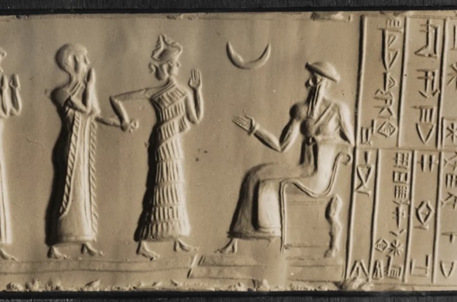 Enheduanna fue princesa, sacerdotisa y poetisa de la ciudad de Ur, en la antigua Mesopotamia. La imagen muestra un adorador conducido por una diosa menor a la presencia de un hombre sentado, posiblemente el deificado U Nammu, rey de Ur. Crédito: Werner Forman/Universal Images Group/Getty Images