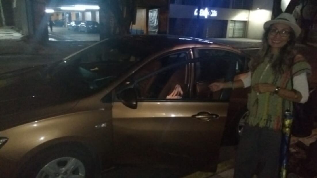 La primera mujer que recibió unas placas de taxi