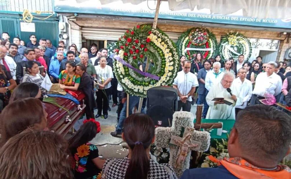 Después de la misa de cuerpo presente el ataúd fue cargado por ocho amigos del notario para subirlo a la carroza, el cuerpo fue trasladado a un panteón ubicado en la alcaldía capitalina de Xochimilco para ser inhumado. Foto: Emilio Fernández. EL UNIVERSAL