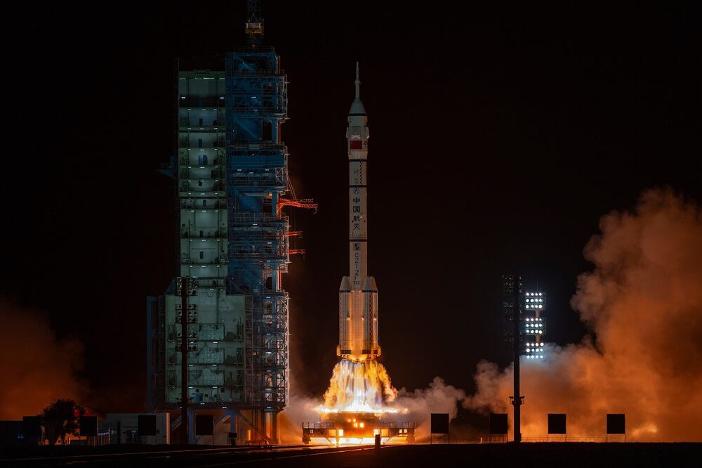 La misión espacial china Shenzhou-23 despega del centro Jiuquan, en el noroeste chino. FOTO: NG HAN GUAN. AP