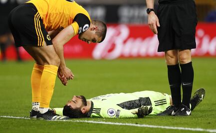Portero del Wolverhampton sufre aparatoso golpe que lo dejó conmocionado