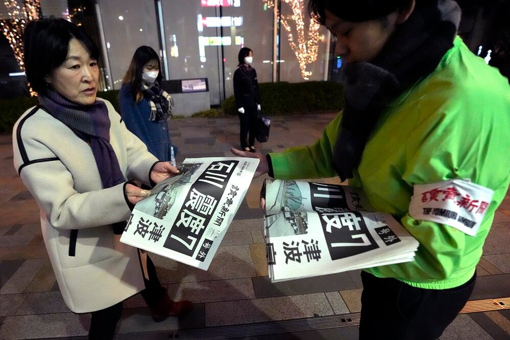 La gente recibe una edición adicional del periódico Yomiuri Shimbun que informa sobre los terremotos del lunes 1 de enero de 2024 en Tokio. Foto: AP