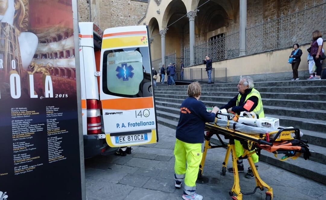 Un equipo sanitario traslada una camilla frente a la basílica de Santa Croce, en donde un turista español de 52 años murió al caer una piedra de la parte superior de una de las naves de la basílica, en Florencia (Foto: EFE)