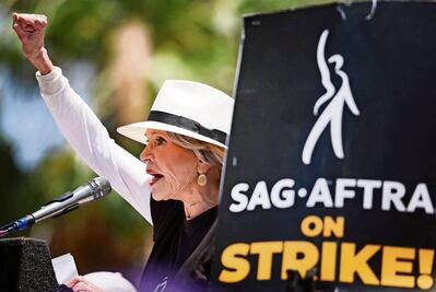 Jane Fonda apoya huelga y muestra debilidad