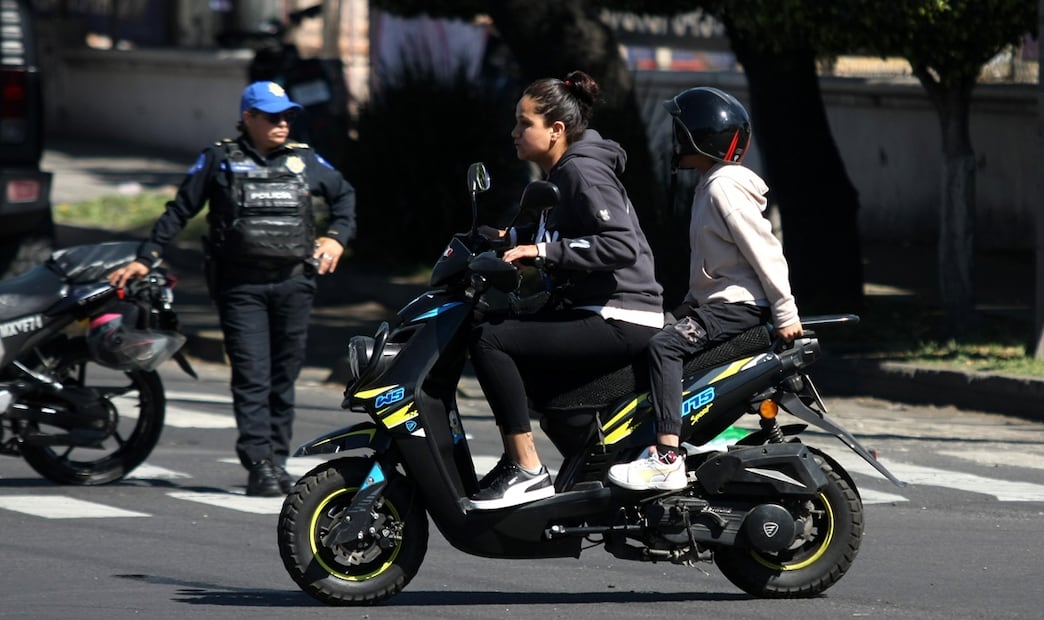 Una mujer motociclista conduce sin casco en el cruce de avenida Eduardo Molina y Eje 1 Norte en la Ciudad de México. Foto: Carlos Mejía archivo/EL UNIVERSAL