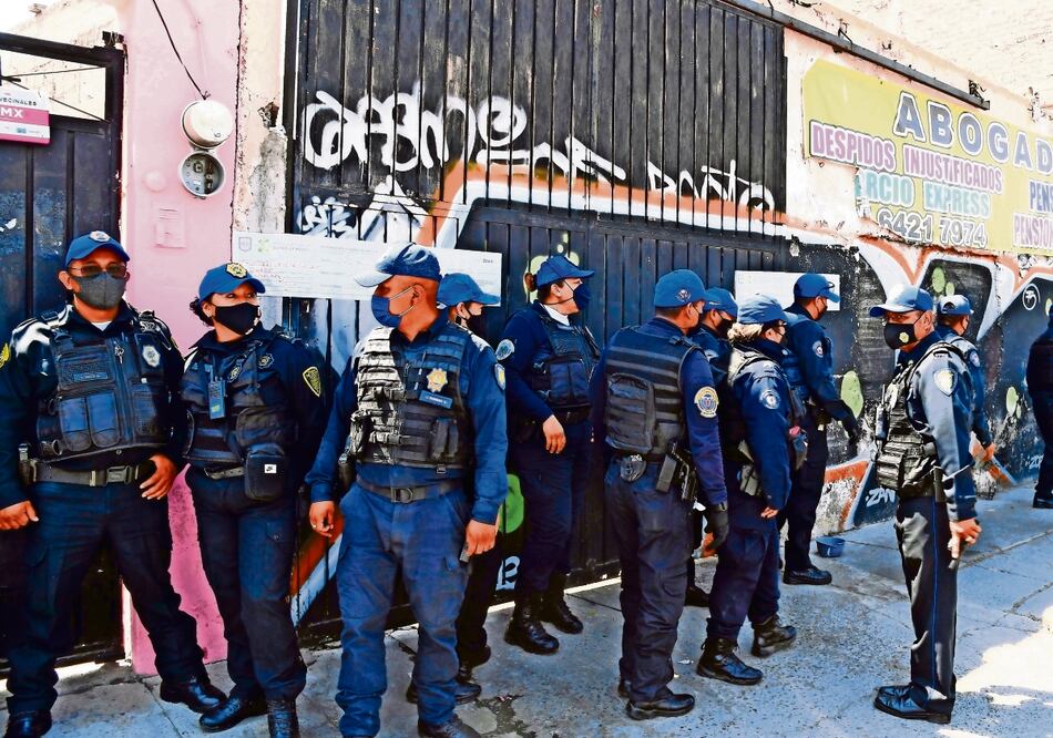 Las personas intentan apropiarse de viviendas abandonadas, unidades habitacionales y edificios. Foto: Archivo / El Universal