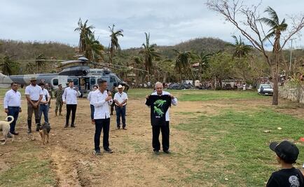 AMLO llega en helicóptero a Mazunte; tras Agatha, asegura a damnificados que "no están solos"