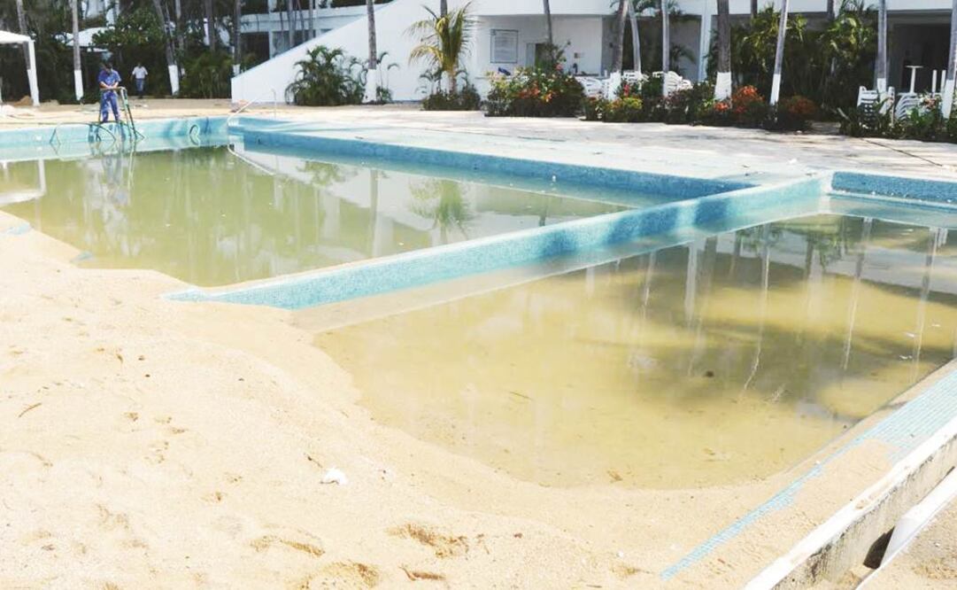 En la zona turística de Acapulco algunos hoteles han sido afectados en el área de las albercas que quedaron cubiertas de arena.