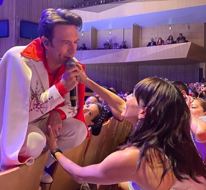 Miradas de amor entre Leonardo de Lozanne y  Sandra Echeverría.