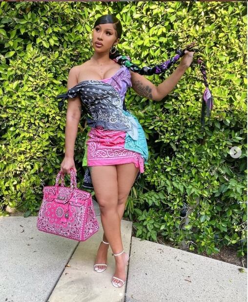 La peor vestida de la semana es Cardi B con su look con paliacates