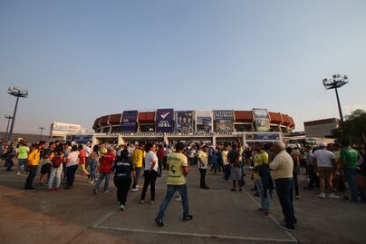 Aficionado saca machete previo al América vs León