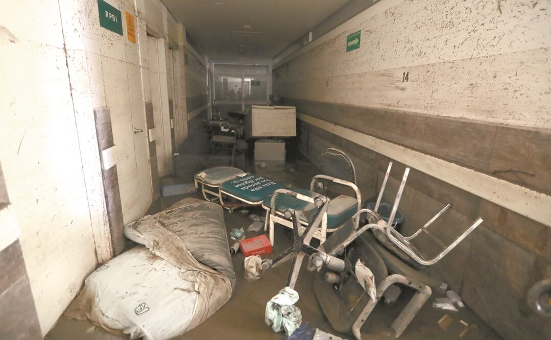 A las camas les faltan sus colchones, los cuales fueron arrastrados por el agua, en tanto que las camillas se encuentran arrumbadas junto con sillas y escritorios. Foto: VALENTE ROSAS. EL UNIVERSAL