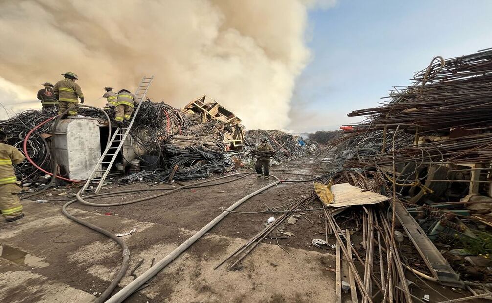 El incendio, que inició a las 4:00 de la mañana del domingo, continúa activo tras 29 horas de intensas labores por parte de los cuerpos de emergencia. Foto: Karen Aldama / El Universal Estado de México