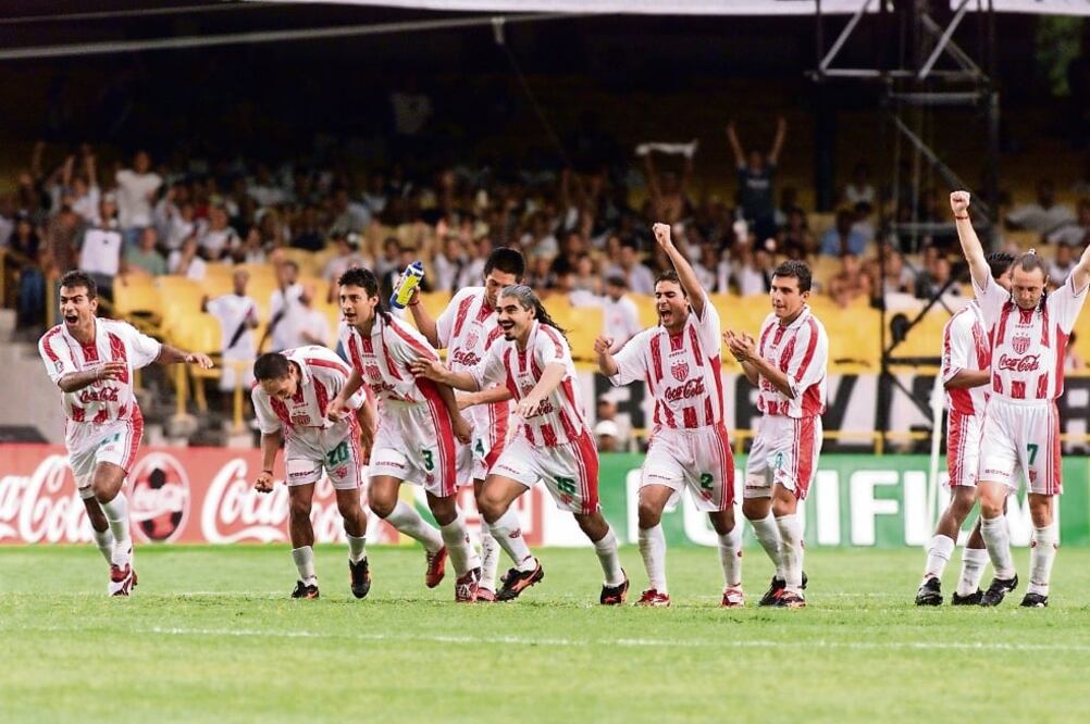 El Necaxa del 2000, dirigido por Raúl Arias, tuvo un decoroso tercer lugar en el Mundial de Clubes, cuando se enfrentó a equipos grandes de Brasil y Europa. (ARCHIVO. EL UNIVERSAL)