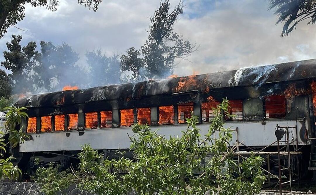 De acuerdo a las primeras versiones, el aparatoso incendio se inició dentro de un tren de exhibición en la colonia Santiago Tulyehualco. Foto: Especial
