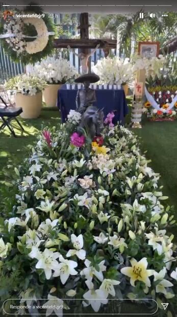 Entre muchas flores, así luce la tumba de Vicente Fernández