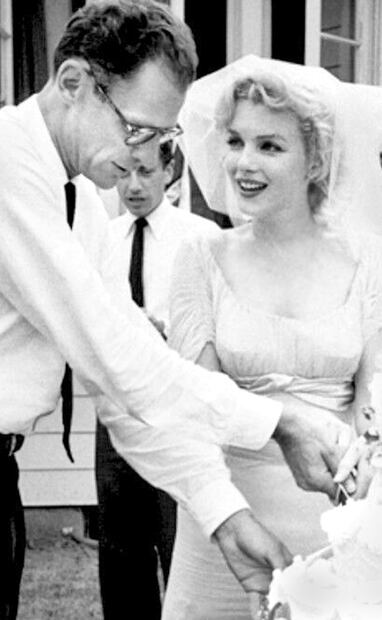 Boda entre Monroe y Miller en 1956. Entre los intereses de la actriz al momento de solicitar su divorcio estuvo el recuperar su apellido de soltera; como no tuvieron hijos, la disolución conyugal fue rápida y sin complicaciones. Foto: Wikimedia Commons.
