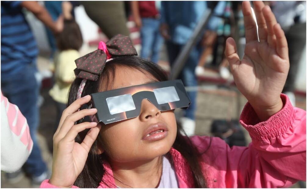 Niña observa el eclipse solar 2023 en el  observatorio municipal de Oaxaca de Juárez. Foto: Edwin Hernández/ EL UNIVERSAL