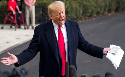 Trump saca "acordeón" en plena rueda de prensa sobre "Ucraniagate"