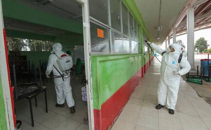 Sanitizan escuelas para el próximo ciclo escolar en Zinacantepec; hoy las aulas están vacías