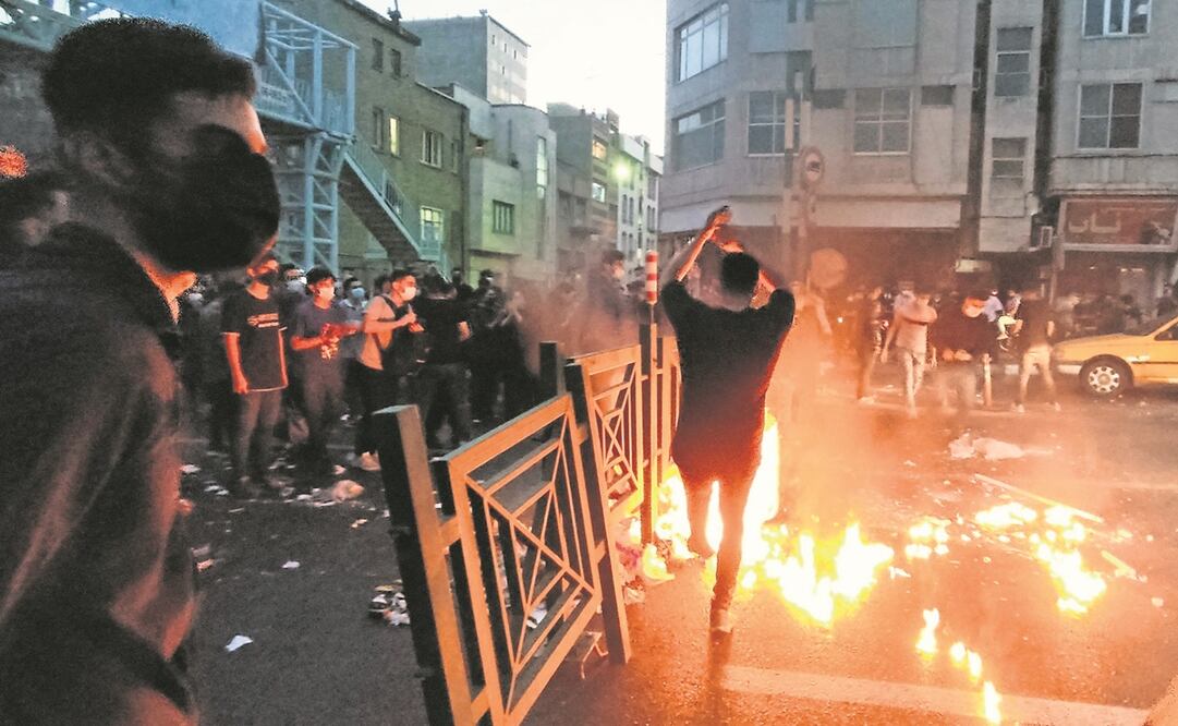 Manifestantes iraníes tomaron las calles de la capital, Teherán, durante una protesta por Mahsa Amini.