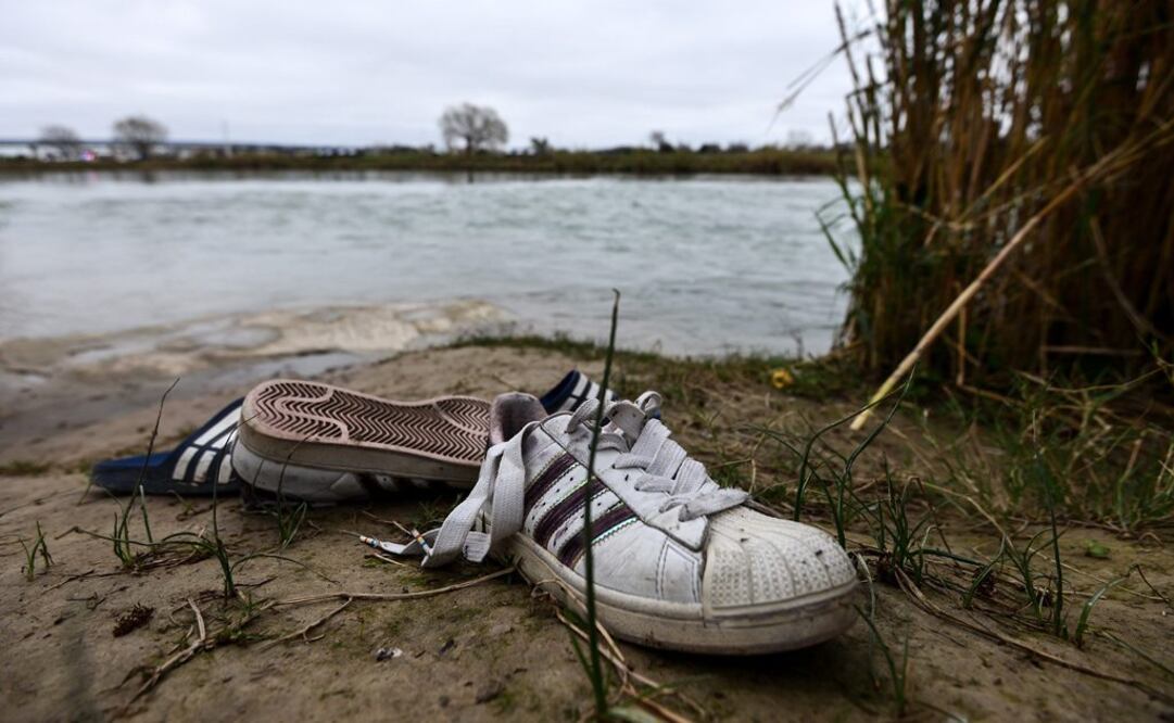 Vista de unos zapatos pertenecientes a migrantes centroamericano que fueron abandonados a la orilla del Rio Bravo (Foto: EFE)