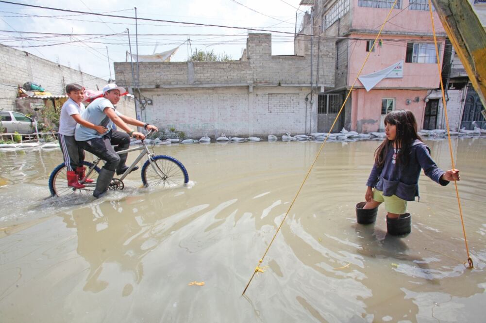 Niños que caminan en el agua sucia presentan problemas de salpullido y dolores de cabeza. (FOTOS: JORGE ALVARADO. EL UNIVERSAL)