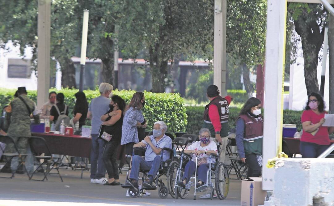 El Operativo Abril, campaña que inició el 11 de este mes, para inocular a personas mayores de 18 años que no habían recibido el refuerzo, obtuvo buena respuesta de la gente, sobre todo de la tercera edad. Foto: Carlos Mejía/EL UNIVERSAL