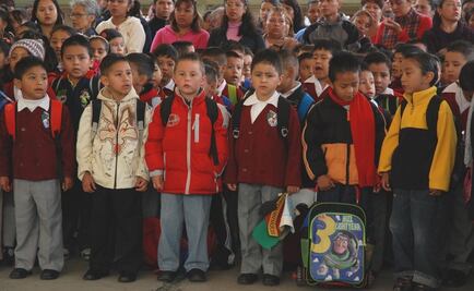 Exceso de peso en las mochilas escolares perjudica a los niños: IMSS